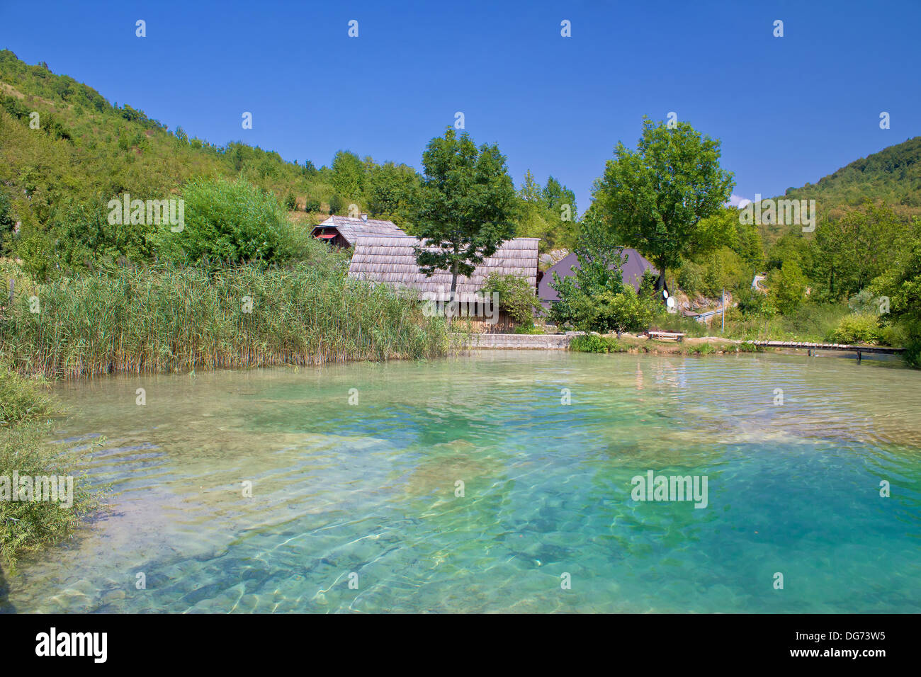 Acque turchesi di Korana villaggio nel parco nazionale dei laghi di Plitvice Foto Stock