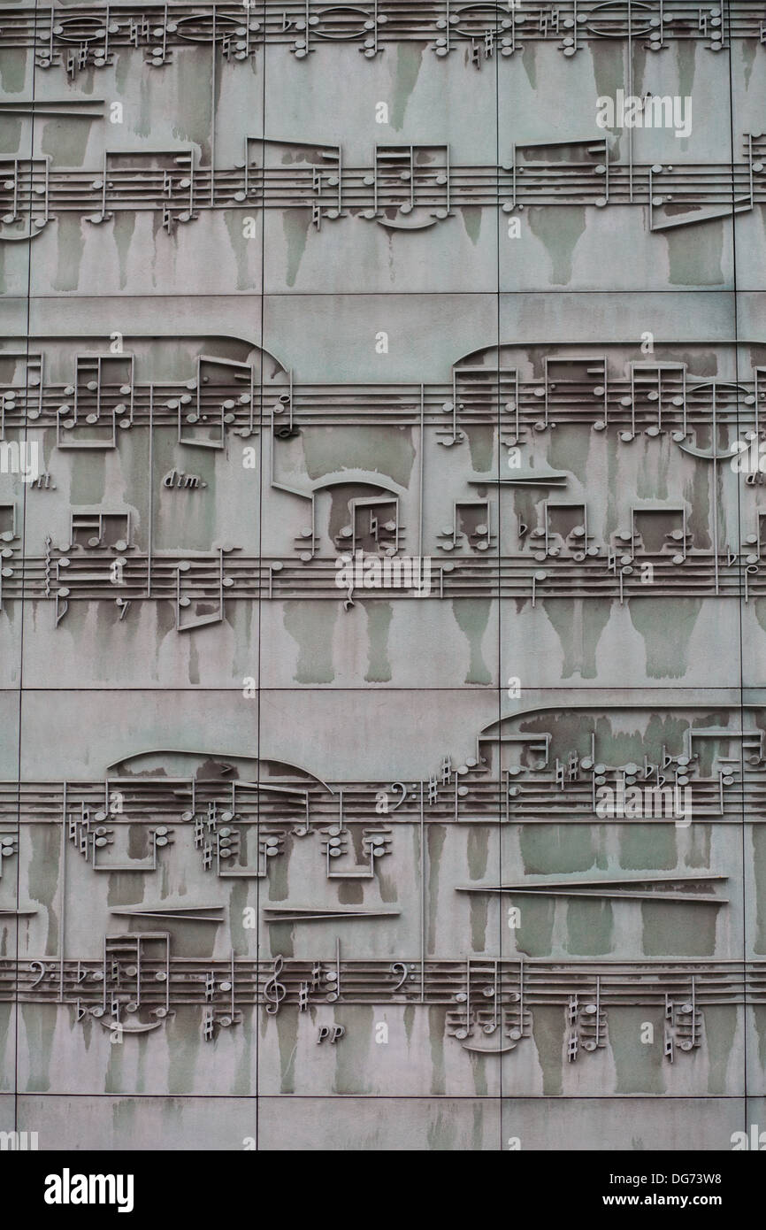 Dettaglio di un musical foglio su una facciata di un edificio del centro di Varsavia, Polonia Foto Stock
