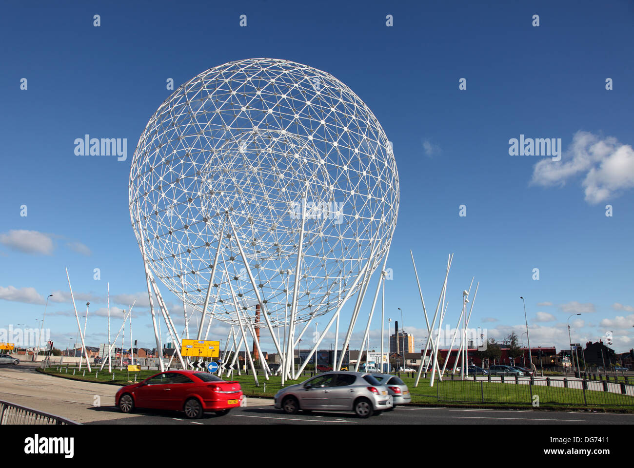 Rotonda scultura noto come 'le sfere sulla cade', M 1 Belfast, Irlanda del Nord Foto Stock