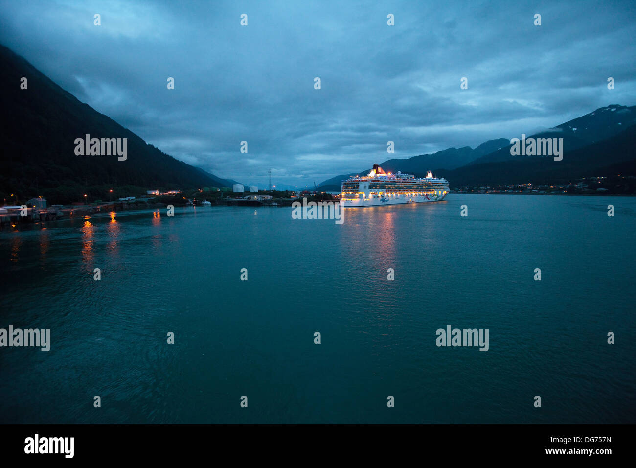 La nave di crociera lasciando Juno, Alaska al tramonto. Foto Stock