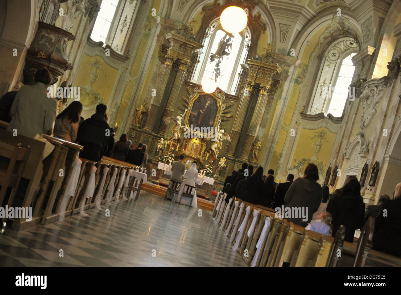 Il matrimonio in chiesa del pellegrinaggio di Krnov, Repubblica Ceca. Premere utilizzare solo. Foto Stock