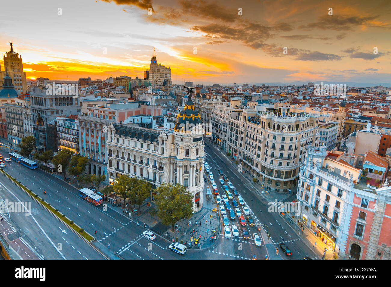 Panoramica vista aerea della Gran Via di Madrid nel tramonto, Spagna. Europa Foto Stock