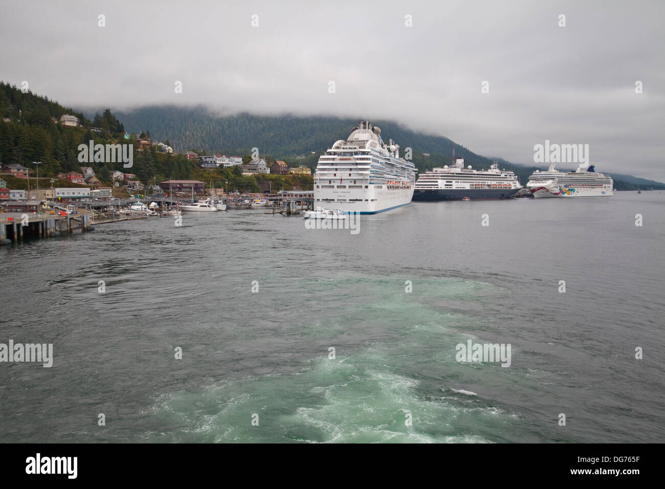 Ketchikan, Alaska con tour barche ormeggiate nel porto. Foto Stock