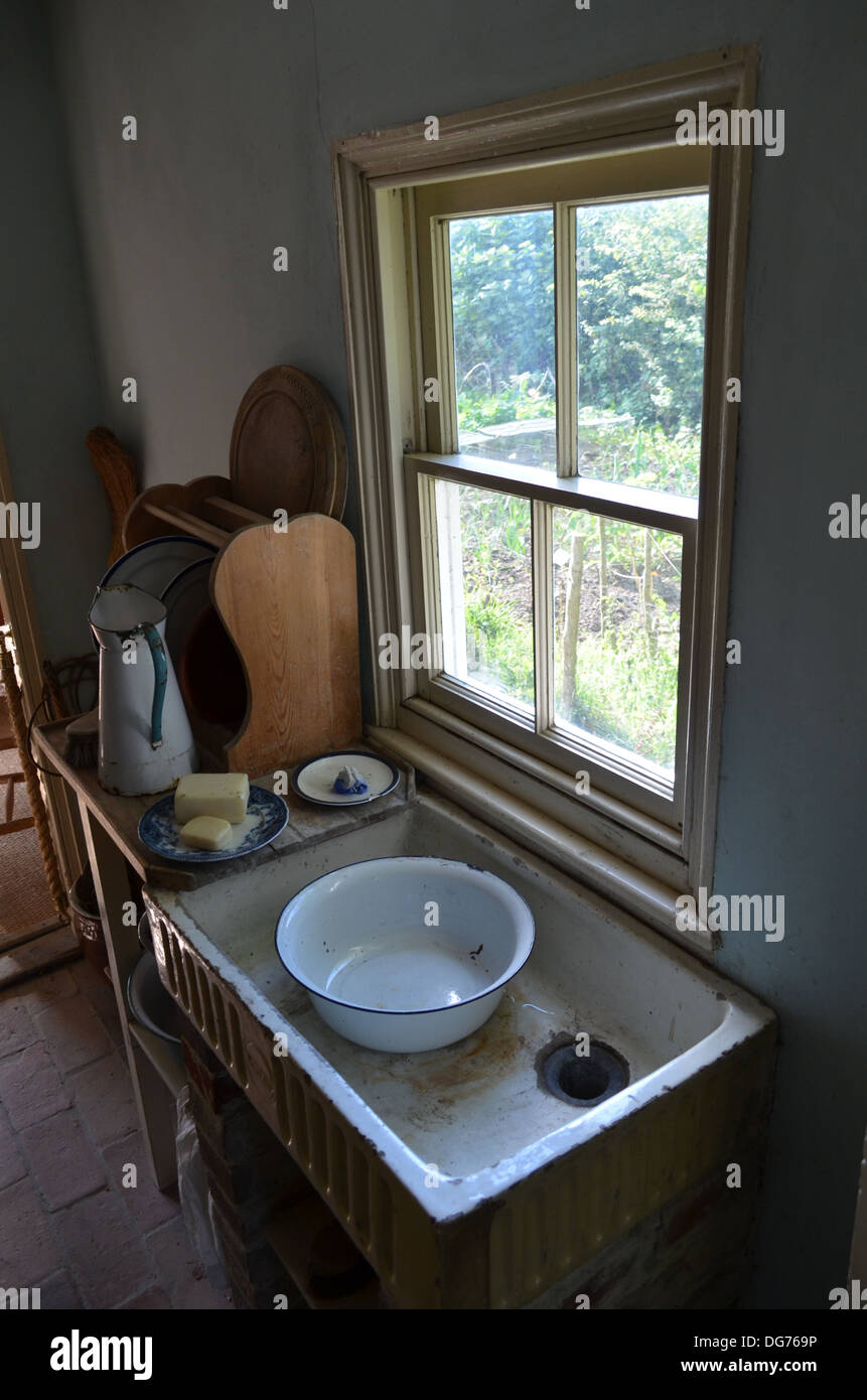 Cottage cucina marrone con lavandino in pietra e gli elementi di lavaggio. Foto Stock