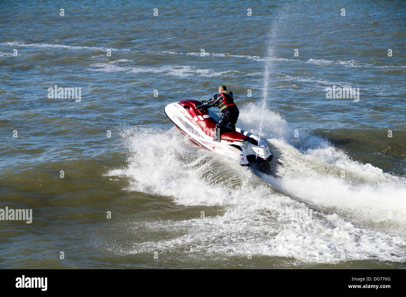 Jet sci equitazione surf Aberavon Beach, Port Talbot, nel Galles del Sud. Foto Stock