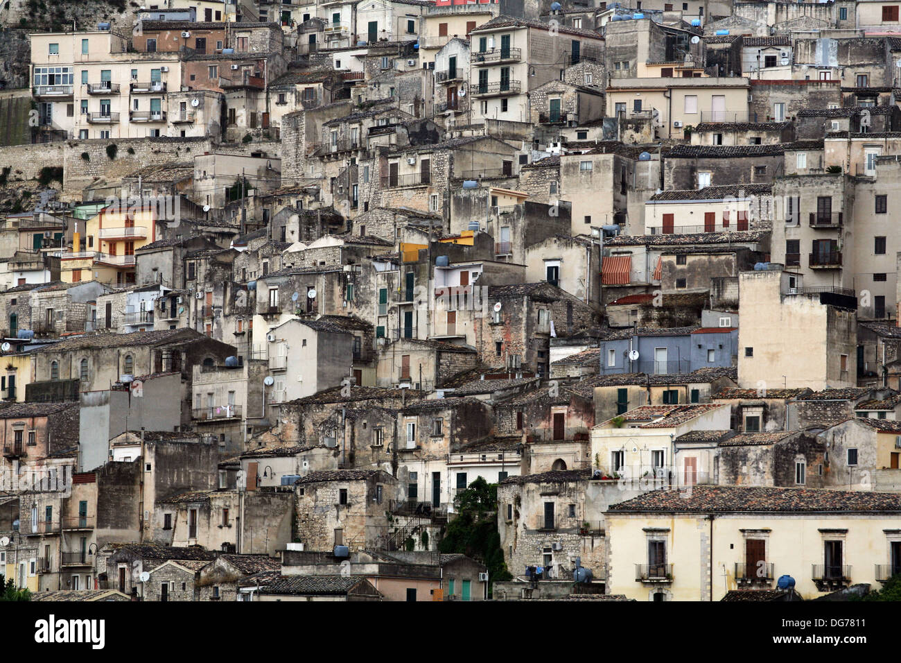 Case sul pendio di una collina, Noto, Sicilia, Italia. Foto Stock