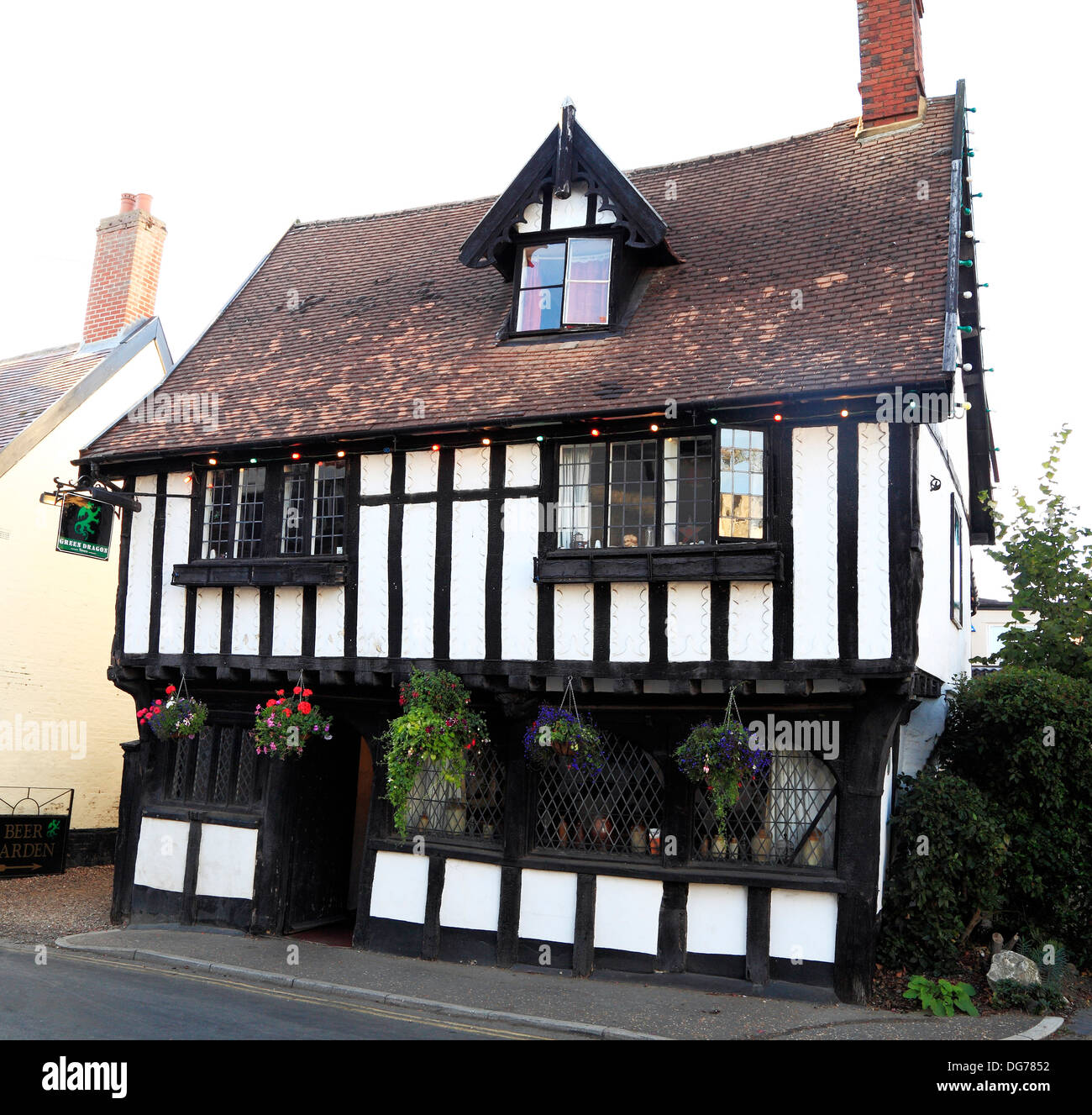 Wymondham, Norfolk, il Green Dragon taverna, inn, pub, metà del XV secolo edificio con travi di legno, Inghilterra UK English pub osterie osterie Foto Stock