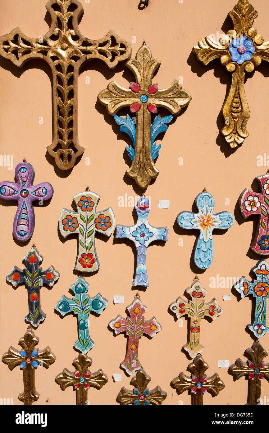 Croci ortodosse in vendita nel negozio locale un luogo di mercato di Santorini, Grecia 2013. Foto Stock