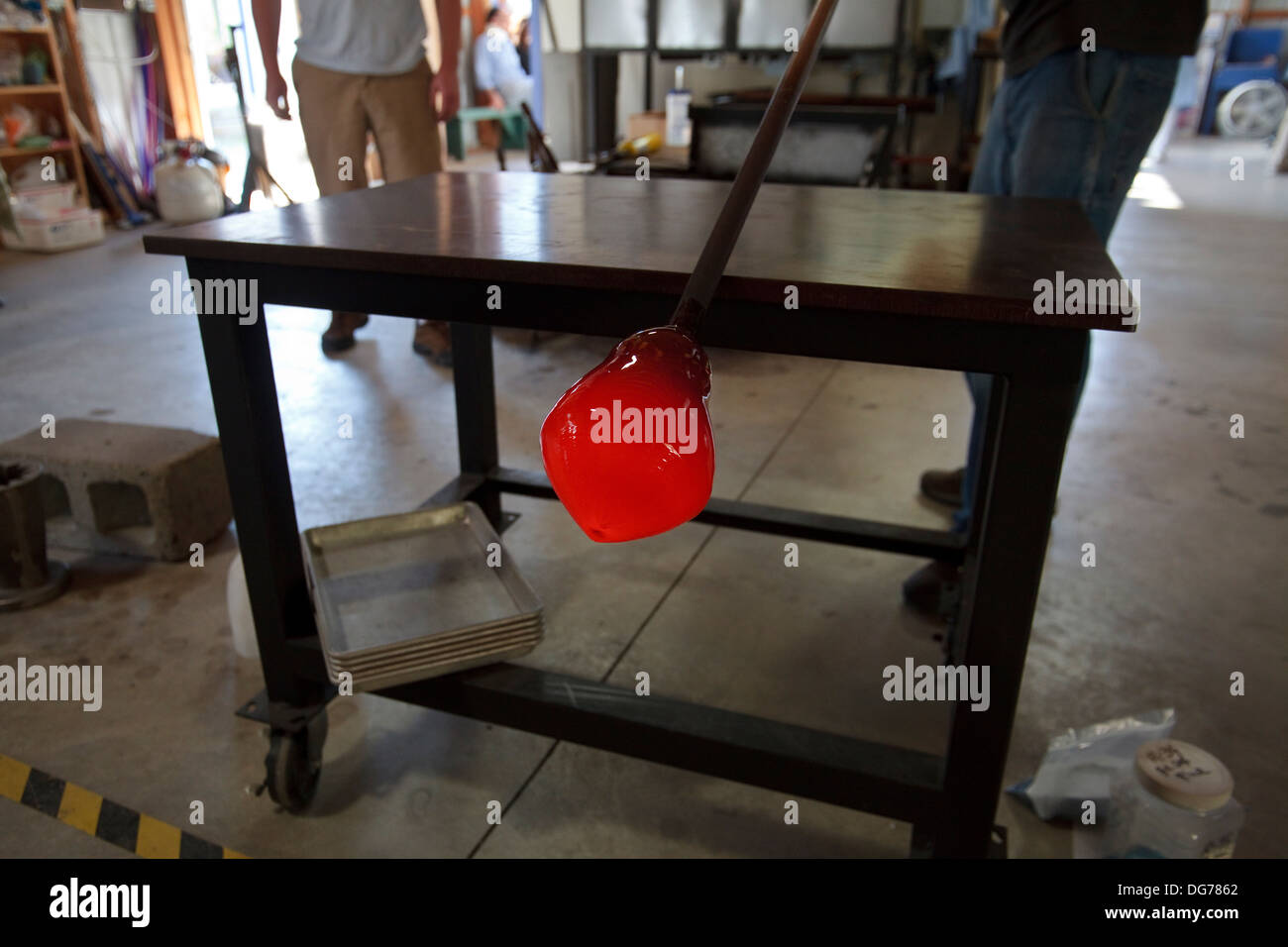 Soffiatore di vetro lavorando in Skagway, Alaska Foto Stock
