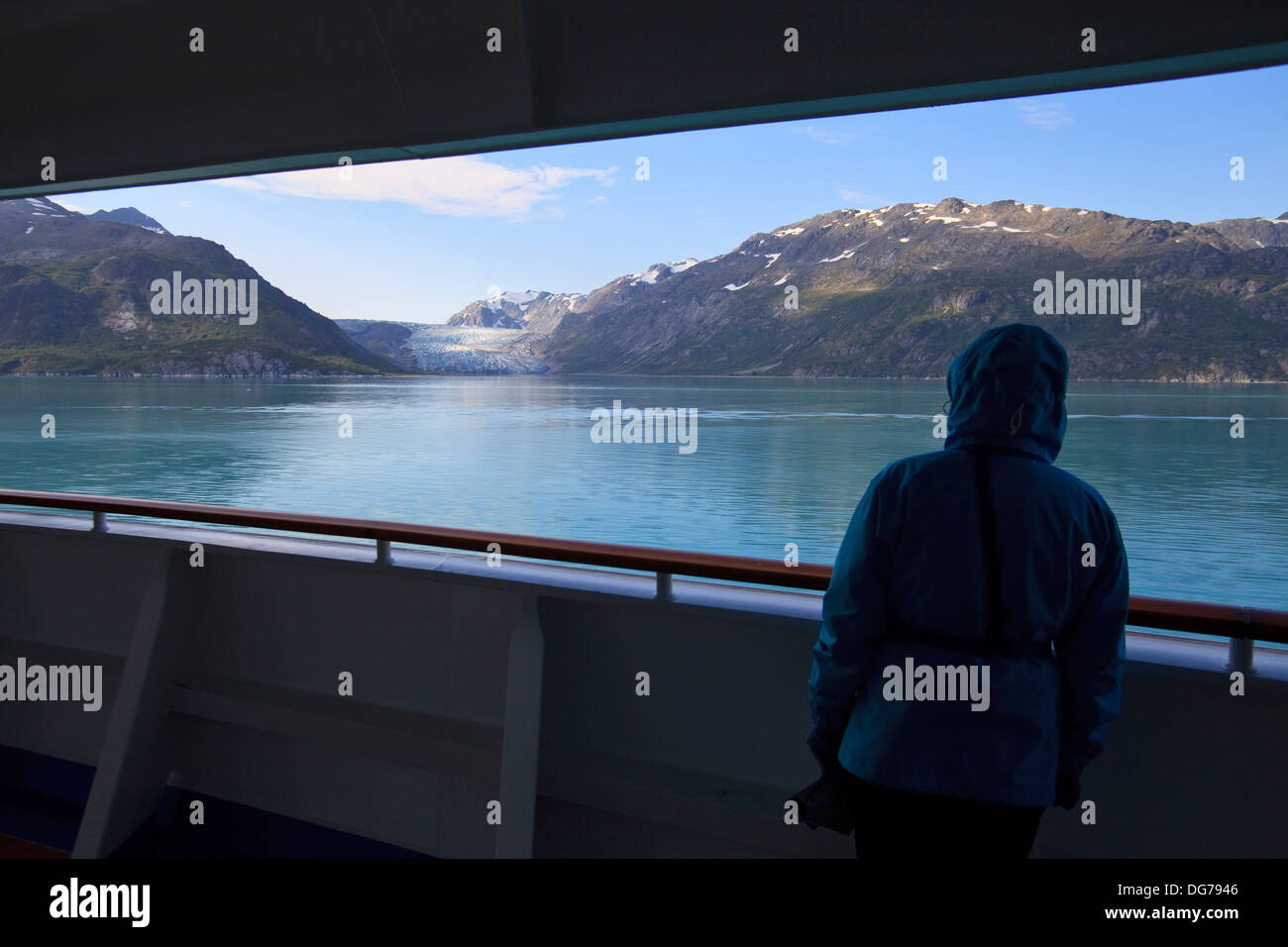 Passeggero ghiacciaio di guardare da una nave da crociera. Foto Stock