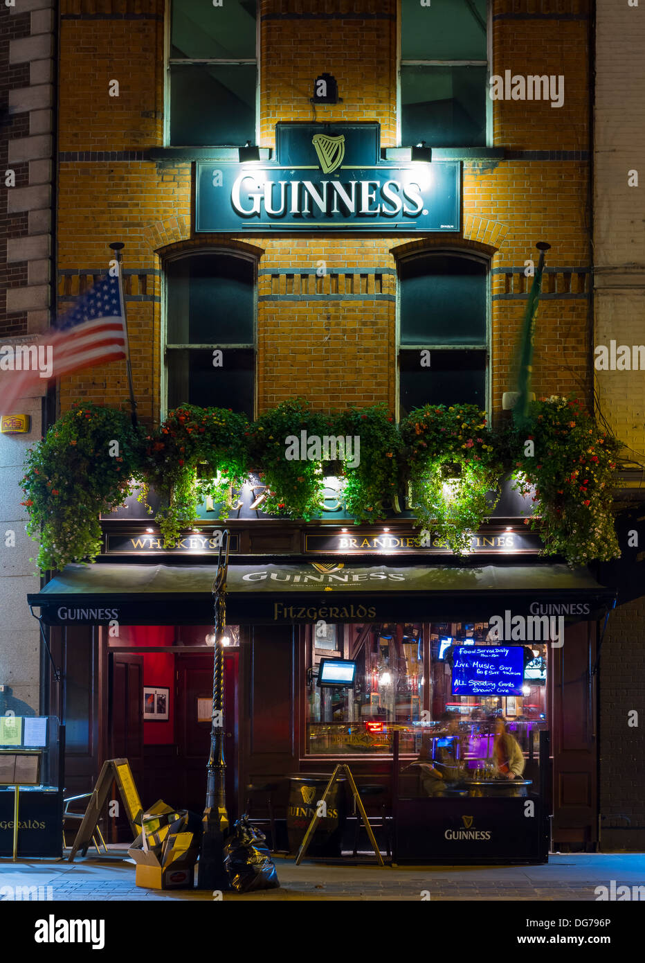 Dublino, Irlanda - 14 Ottobre 2013: una vista di un tradizionale pub Irlandese Fitzgeralds nel centro di Dublino che servono la famosa Guinness Foto Stock