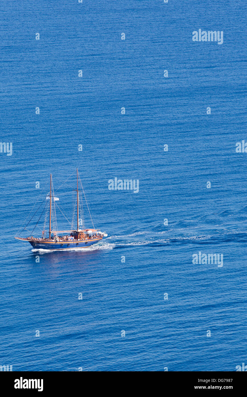 Piccola imbarcazione da diporto , riempito con persone sulla calma il mare Egeo, Grecia 2013. Foto Stock