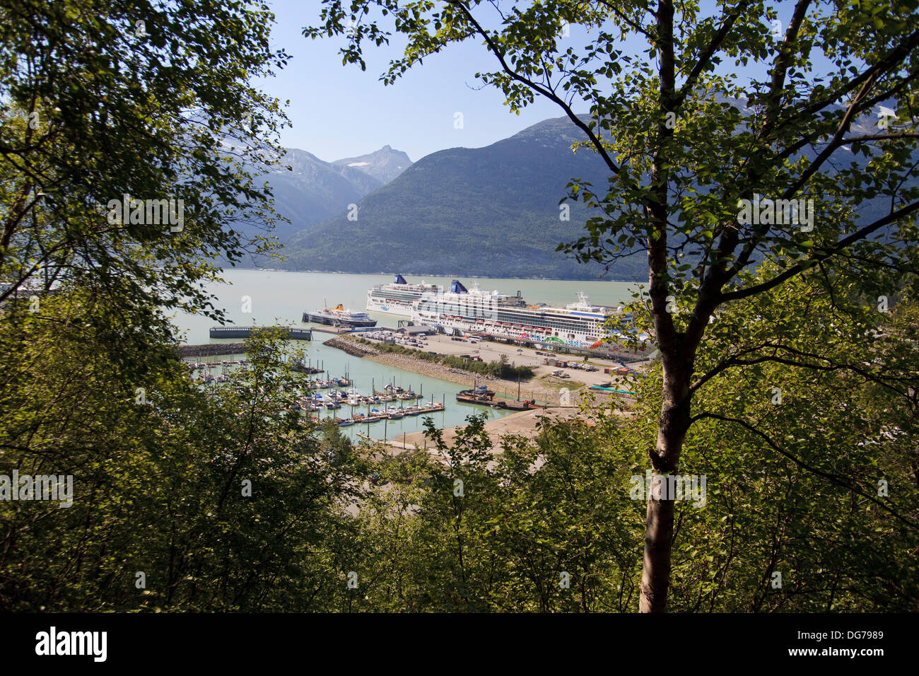 Vista delle navi da crociera ancorate in Skagway, Alaska Foto Stock