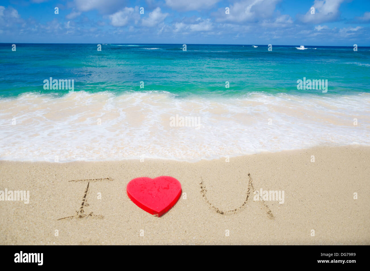 Segno "I Love U' con cuore rosso forma sulla spiaggia Foto Stock