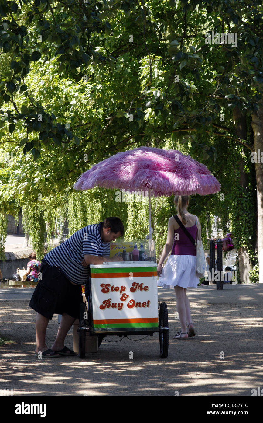 Ice Cream venditore in una giornata calda a Guildford, Surrey Foto Stock