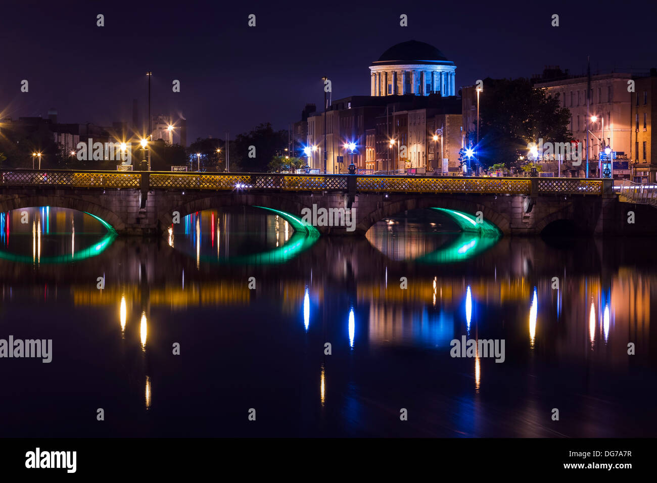Dublino, Irlanda - 14 Ottobre 2013: l'edificio storico di quattro giudici nel lato opposto del fiume Liffey nel centro di D Foto Stock