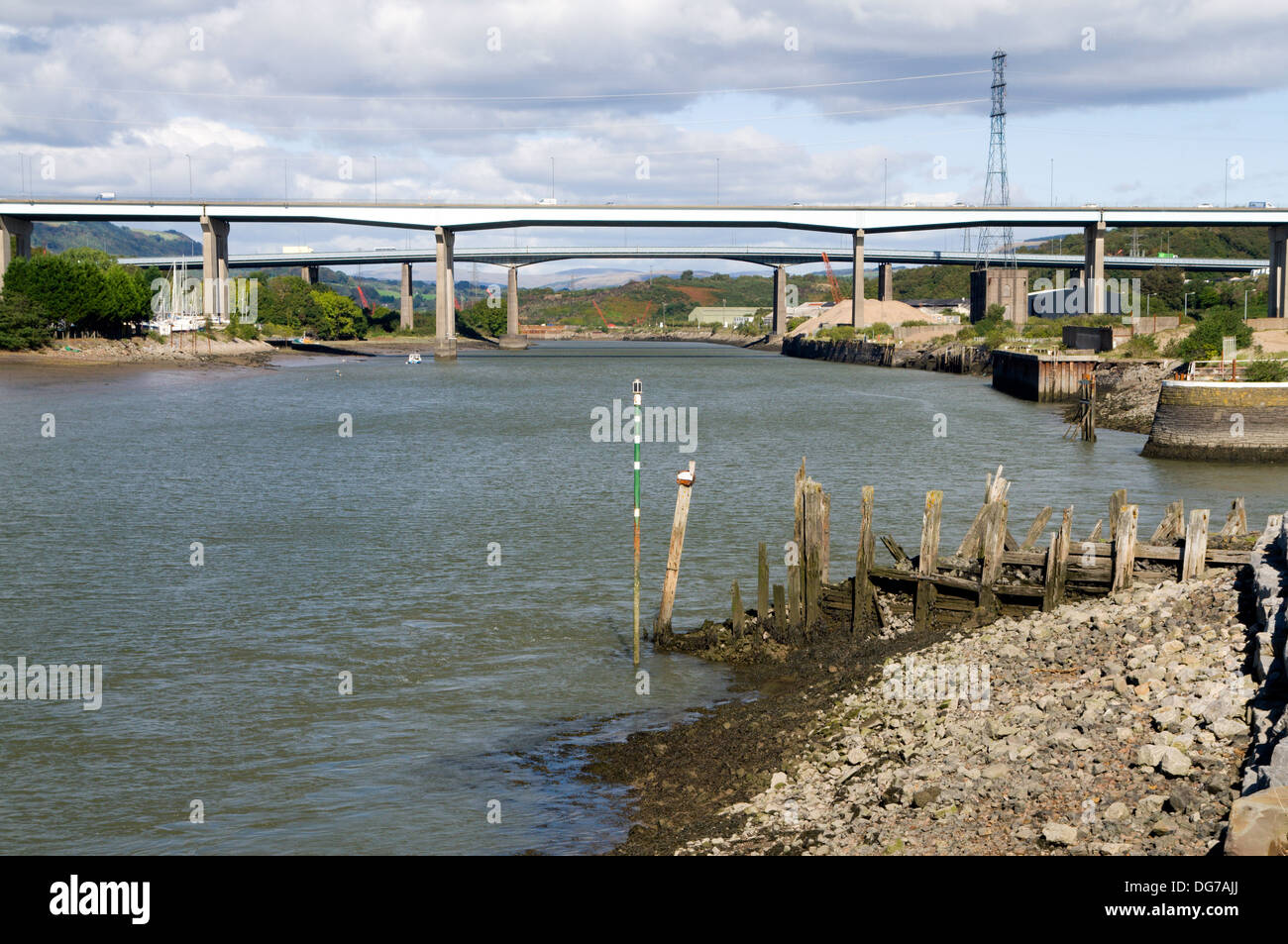 Fiume Neath e ponte autostradale, Briton Ferry, Neath Port Talbot, nel Galles del Sud. Foto Stock