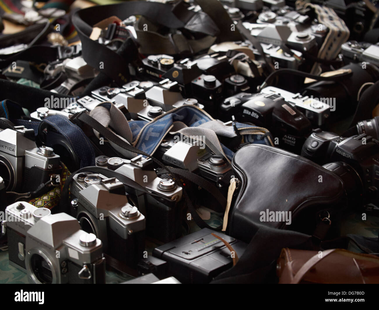 Film di antiquariato videocamere con un mercato delle pulci a Oxford, England, Regno Unito Foto Stock