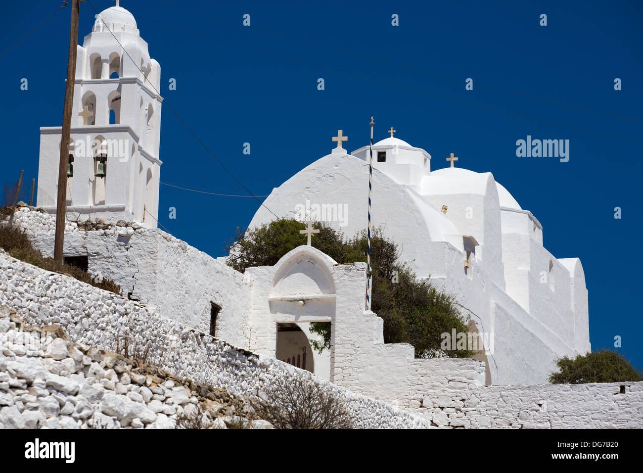 Chiudere fino dalla facciata e ingresso della splendida facciata bianca chiesa ortodossa di Panaghia di Chora, Isola di Folegandros Foto Stock