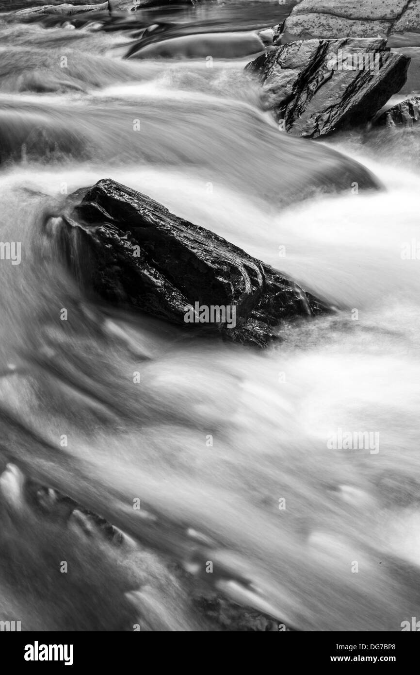 Vero il ruscello Gorge acqua caduta in bianco e nero. .... Fotografia di Edward M. Fielding Foto Stock