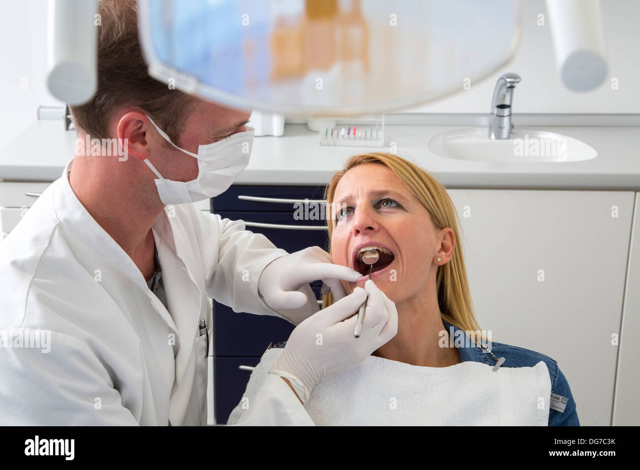 Studio Dentistico, odontoiatria. La donna a un dentista di trattamento. Foto Stock