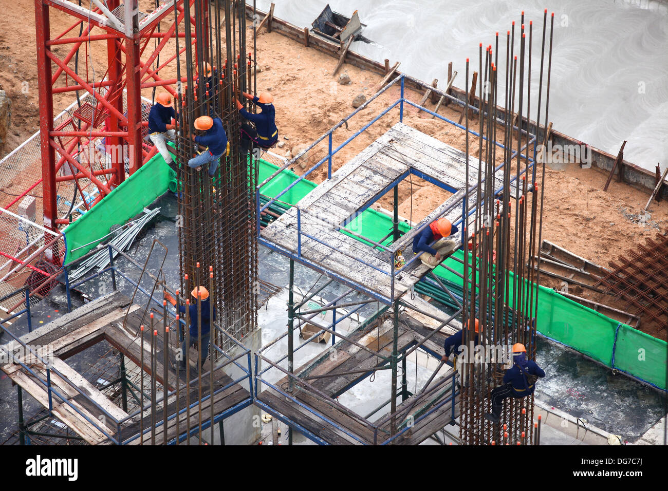 Lavoratori edili e di rinforzo del cemento armato Foto Stock