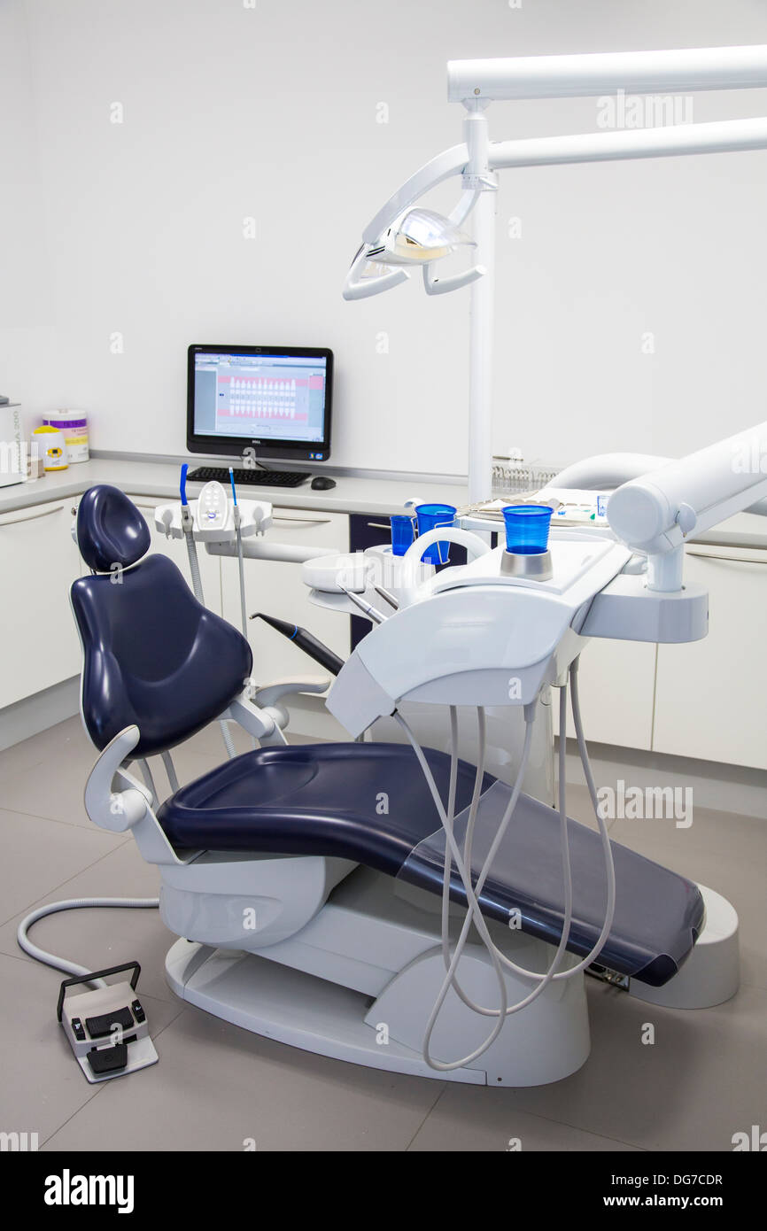 Studio Dentistico odontoiatria. Le camere di trattamento, poltrona odontoiatrica. Foto Stock