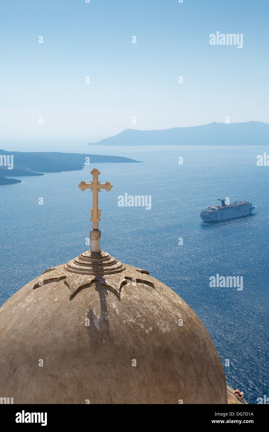 Passando la crociera in barca sul mare egeo e belle decorazioni croce ortodossa e cupola. Foto Stock