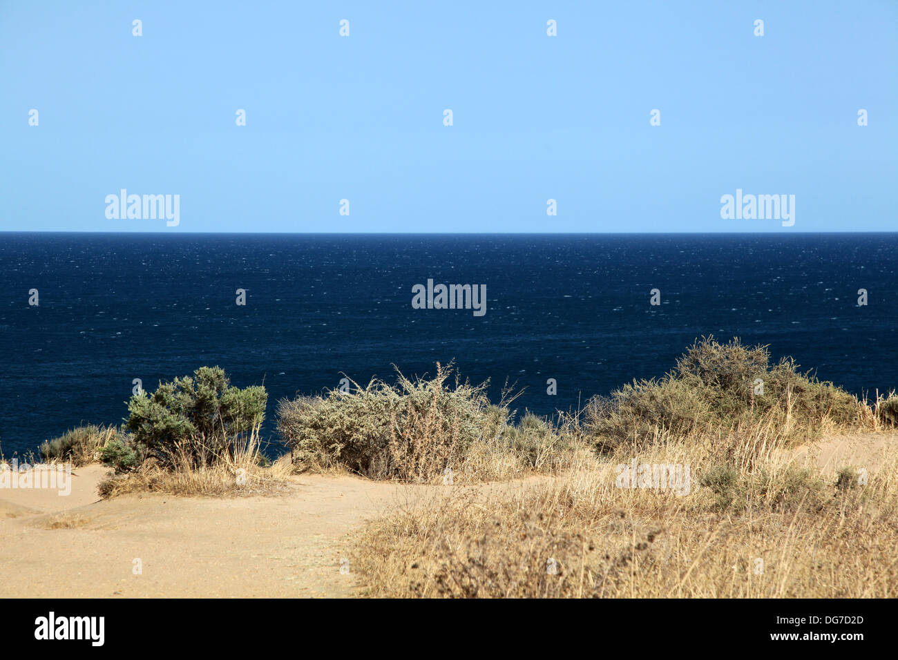 Il blu scuro delle acque dell'Oceano Atlantico in Alrgarve, Portogallo meridionale Foto Stock