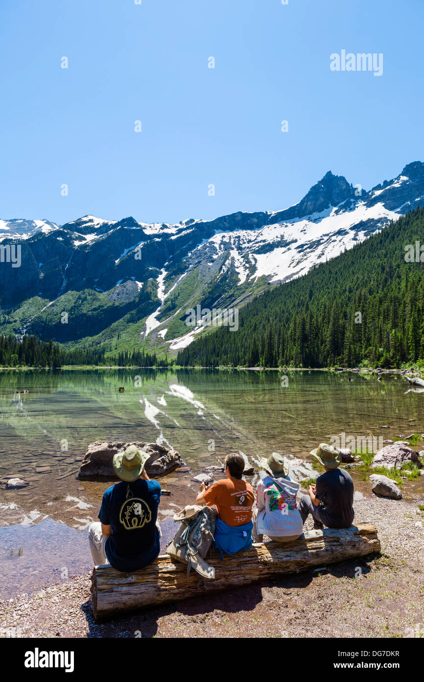 Walkers avente un picnic sulle rive del lago di valanghe, Avalanche Lago Trail, il Parco Nazionale di Glacier, Montana, USA Foto Stock