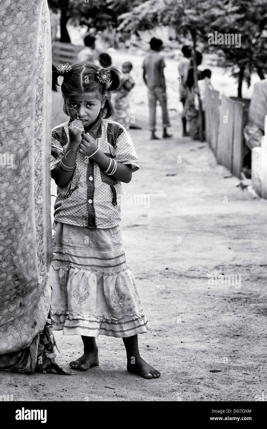 Indiano di casta inferiore ragazza in piedi al di fuori del suo bender / tenda / rifugio. Andhra Pradesh, India. Monocromatico Foto Stock