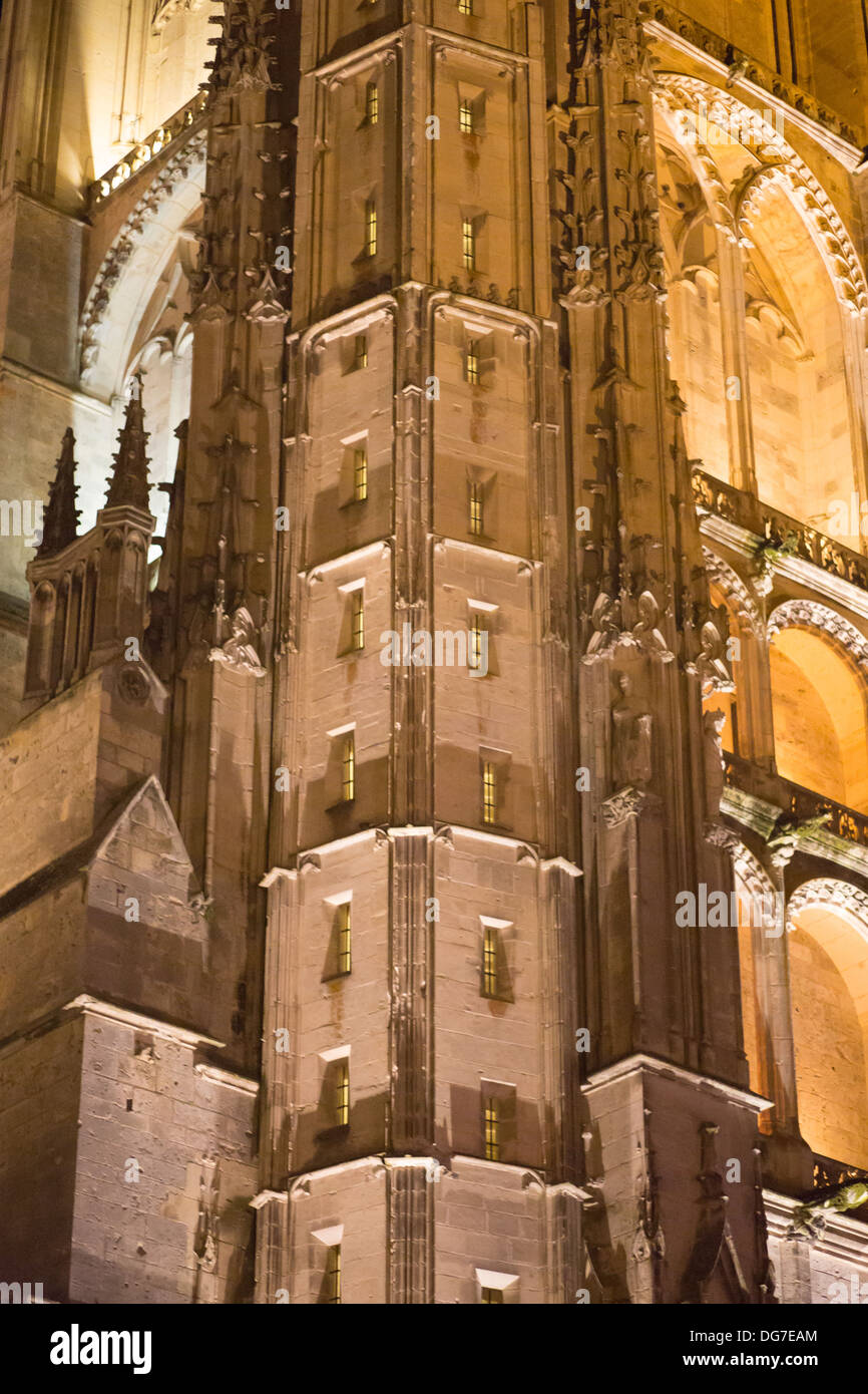 La cattedrale di Bourges a notte che è un cattolico romano architettura di stile, dedicata a Santo Stefano, situato a Bourges, Francia. Foto Stock