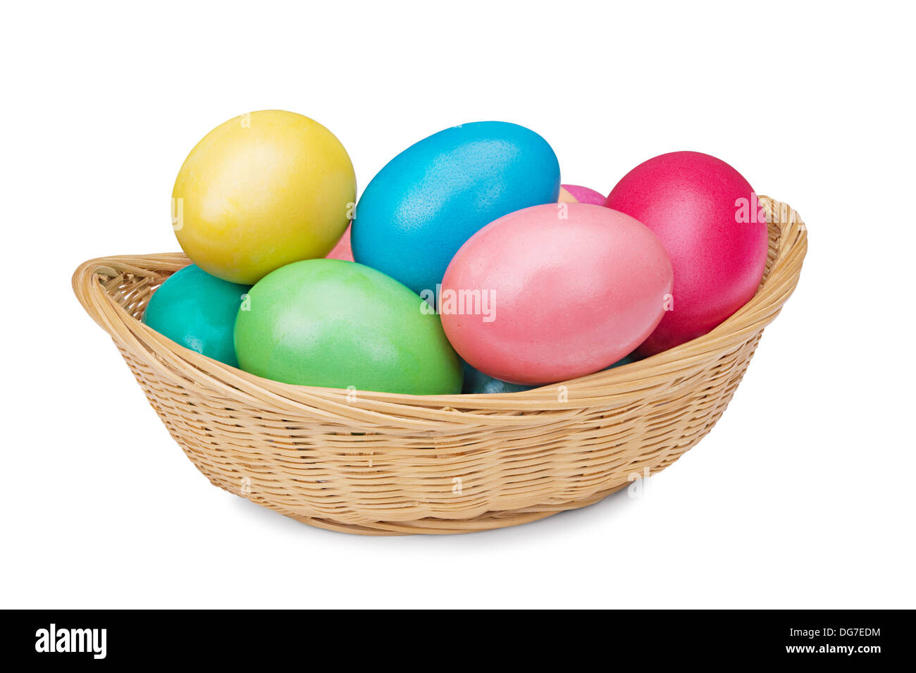 Variopinto e colorate uova di Pasqua nel cestello wattled isolati su sfondo bianco Foto Stock