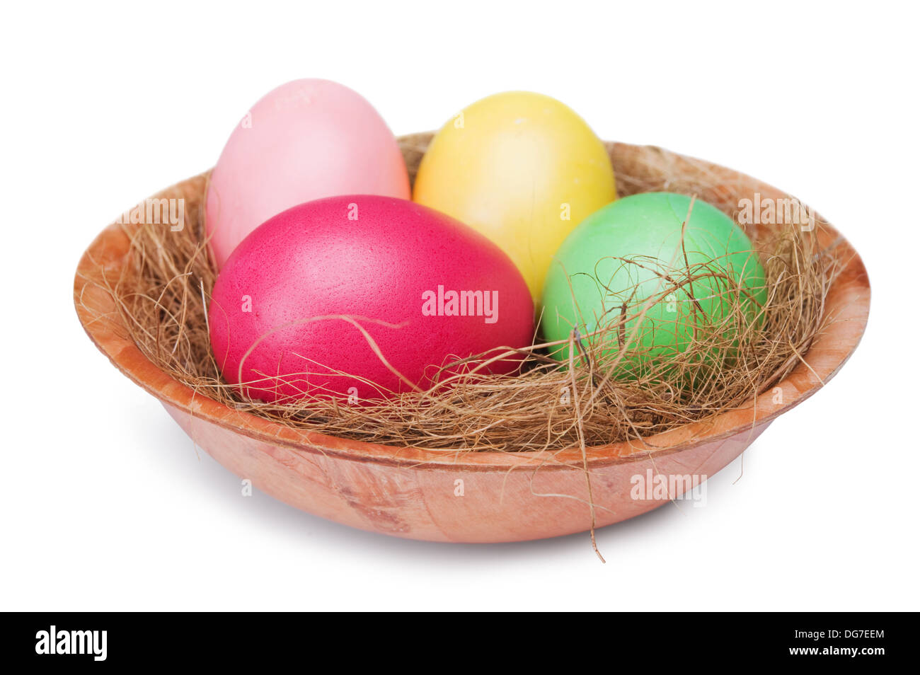 Multicolore di uova di Pasqua in un nido isolato su uno sfondo bianco Foto Stock