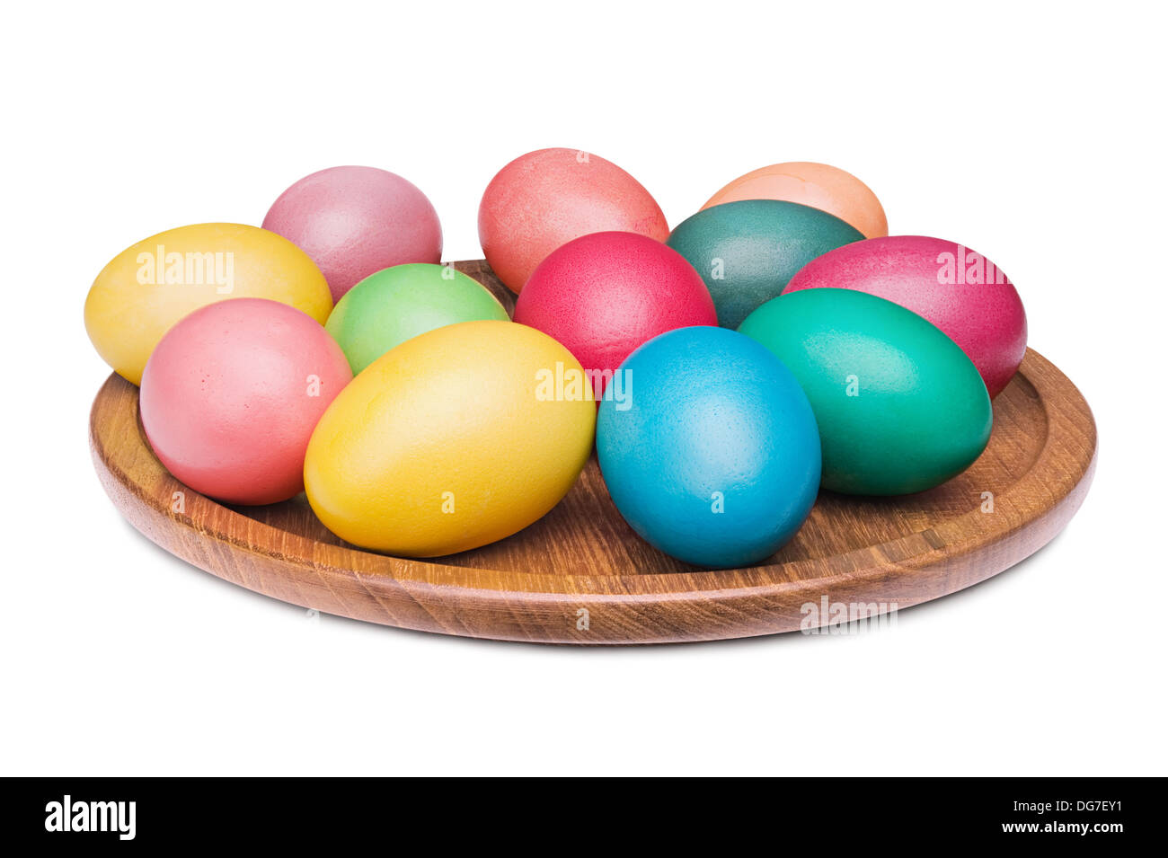 Multicolori uova di Pasqua sul piatto di legno isolato su sfondo bianco Foto Stock