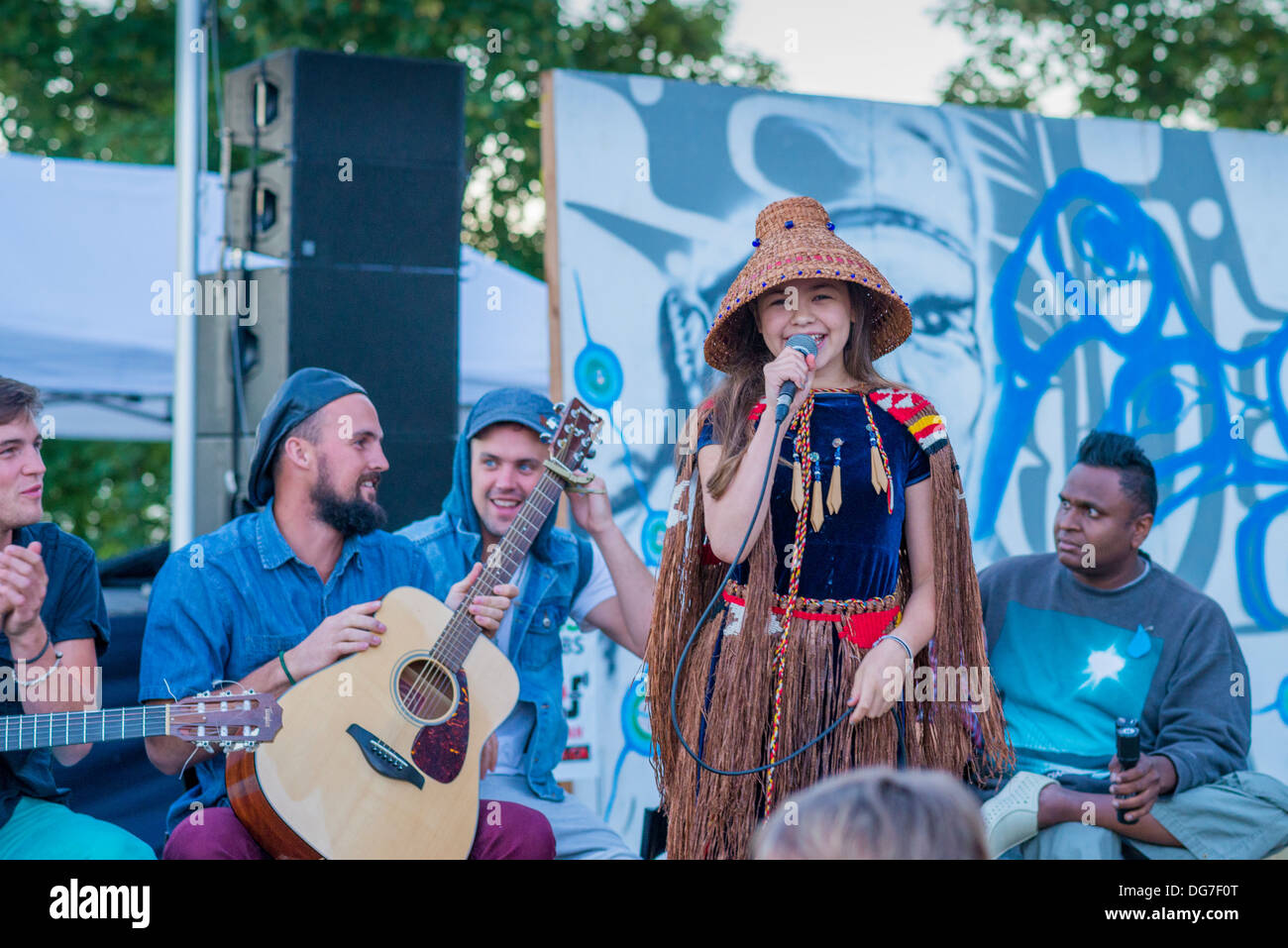 I giovani delle Prime Nazioni attivista Ta'Kaiya Blaney parla a Salish mare raccolta Estate 2013 Foto Stock