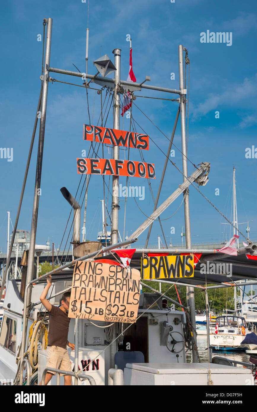 Barca da pesca vendita di pesce fresco, False Creek, Vancouver, British Columbia, Canada Foto Stock