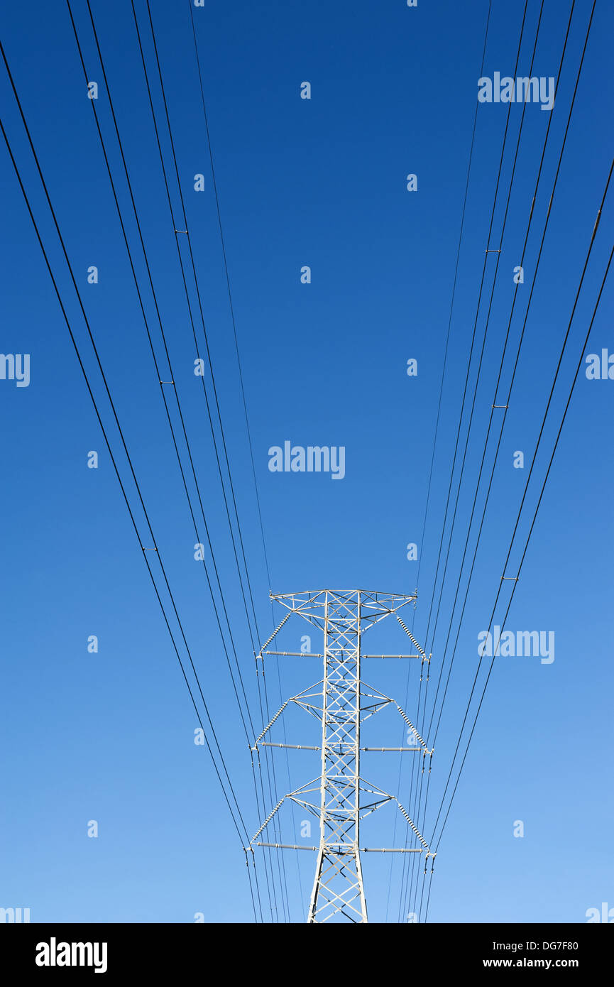 Alta tensione polo di alimentazione contro il cielo blu Foto Stock