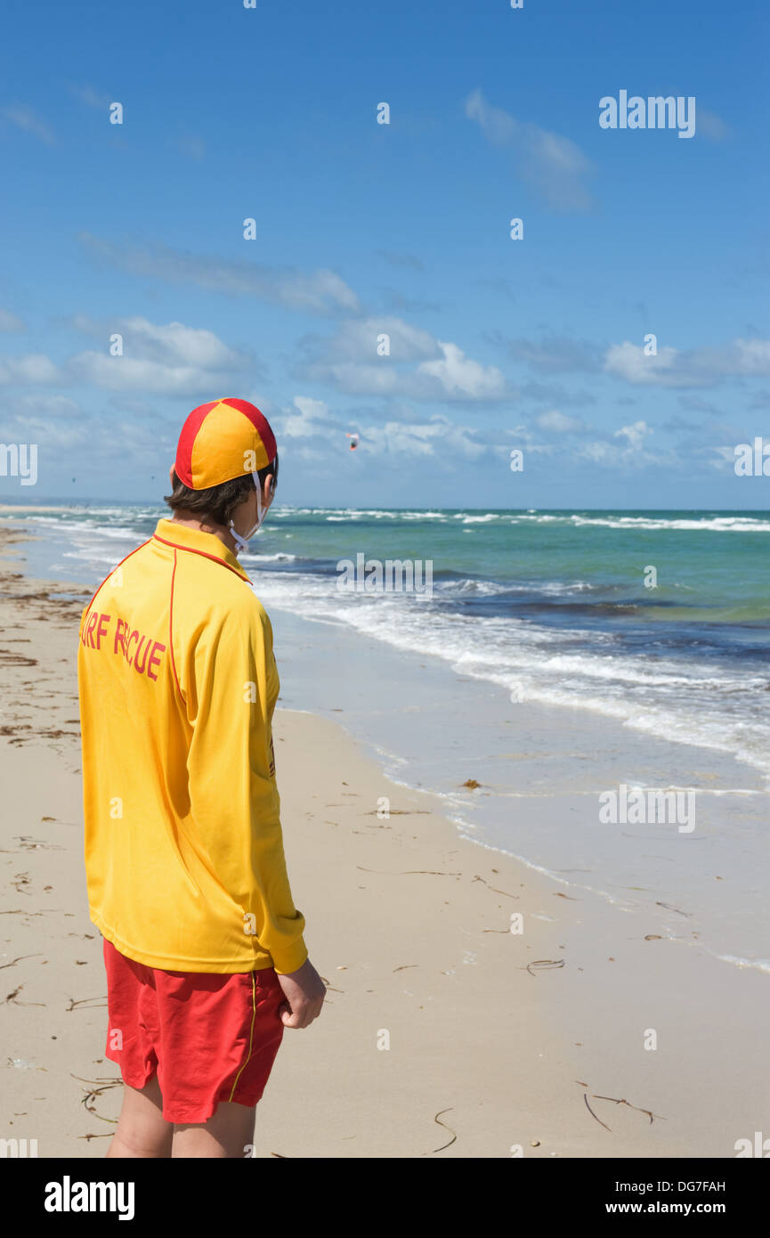 Giovane uomo life saver guardando la situazione sul mare Foto Stock