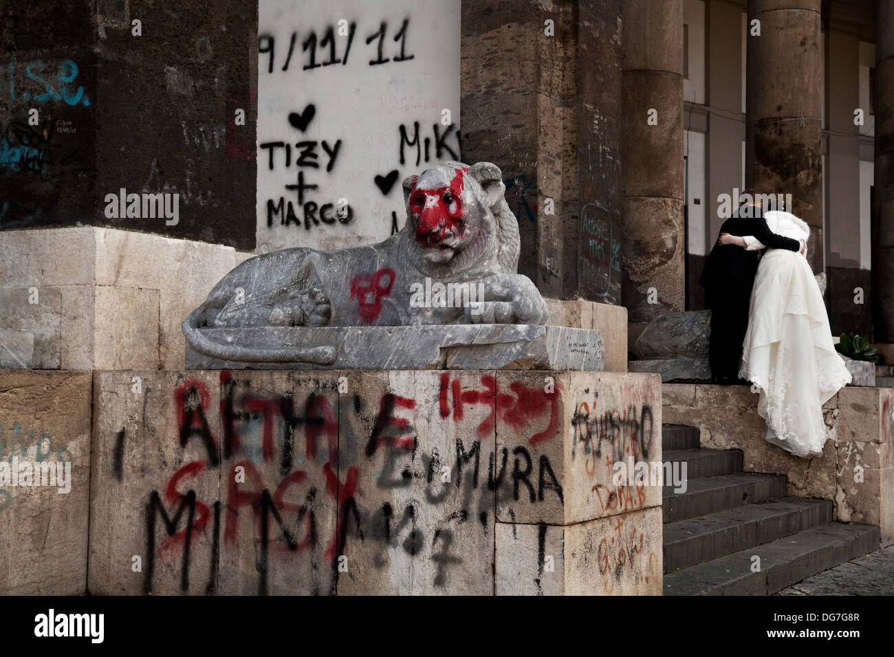 Una scultura di un leone è sfigurata con graffiti in Piazza del Plebiscito a Napoli (Napoli), Italia Foto Stock