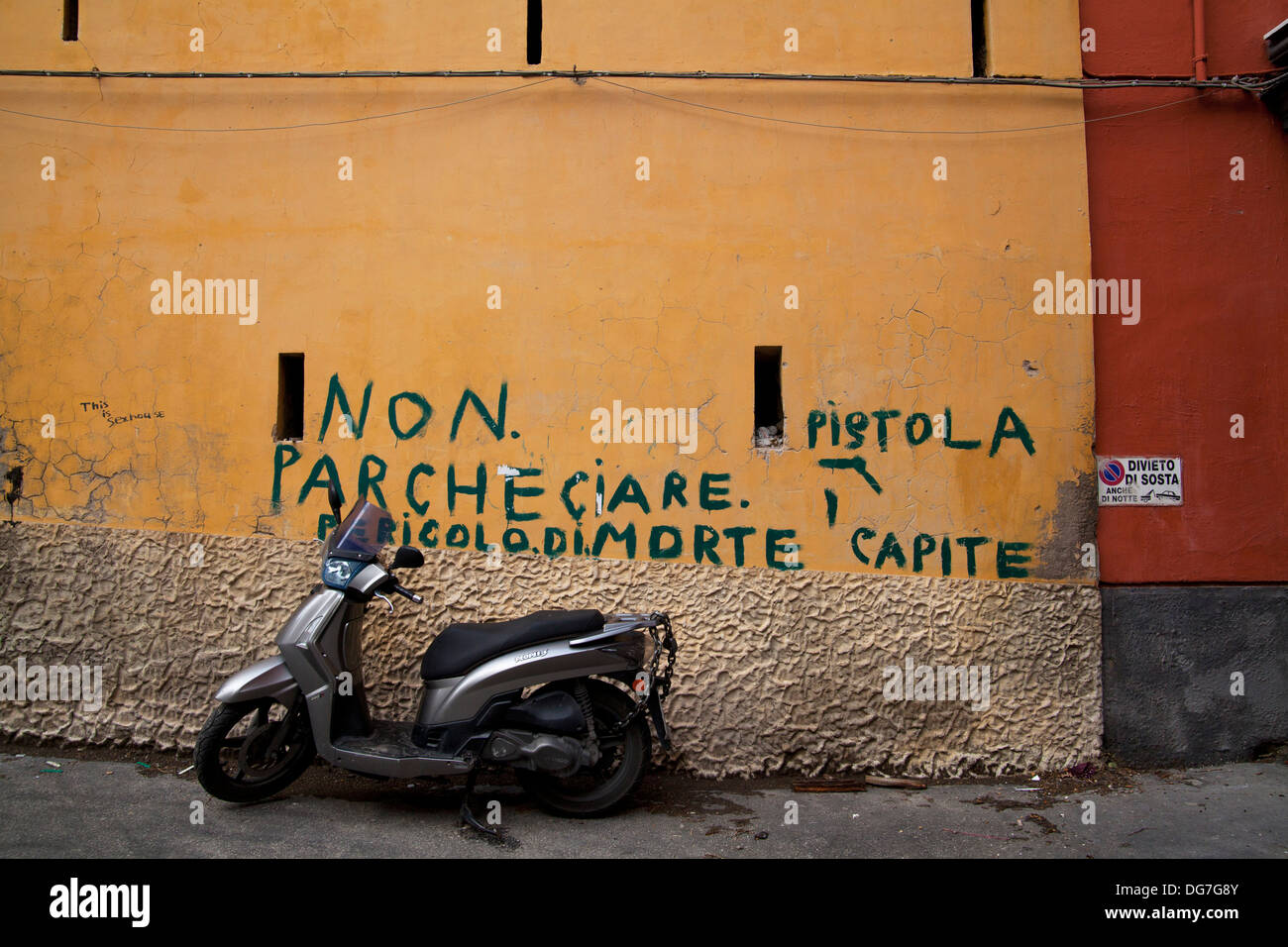 Graffiti visto su una strada di Napoli (Napoli), Italia Foto Stock