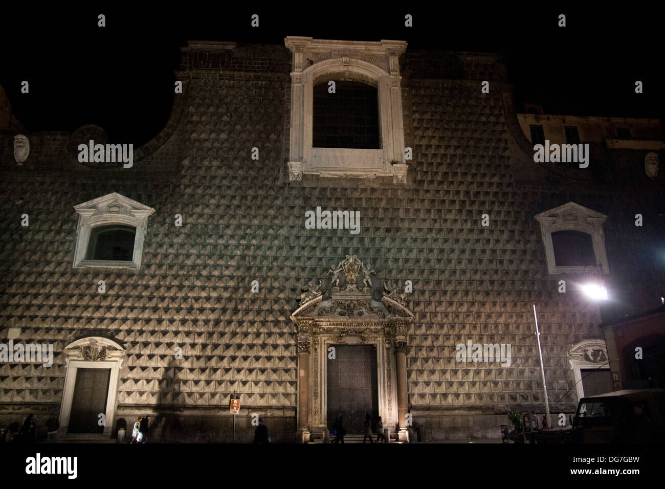 Façade‎ della Chiesa del Gesù Nuovo di notte - Napoli (Napoli), Catania, Italia Foto Stock