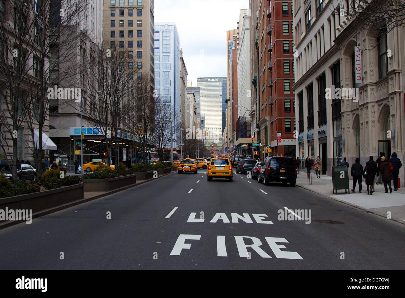Scena di strada su Park Avenue South nella primavera del 2013 a New York, NY, STATI UNITI D'AMERICA. Foto Stock