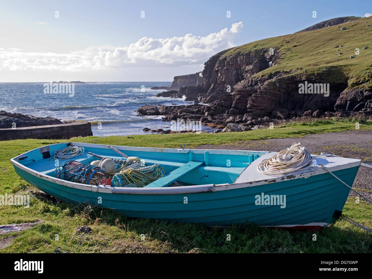 Imbarcazione piccola contenente gli attrezzi da pesca porto Chaligaig, da Droman, vicino Kinlochbervie, Sutherland, Northwest Highlands della Scozia UK Foto Stock