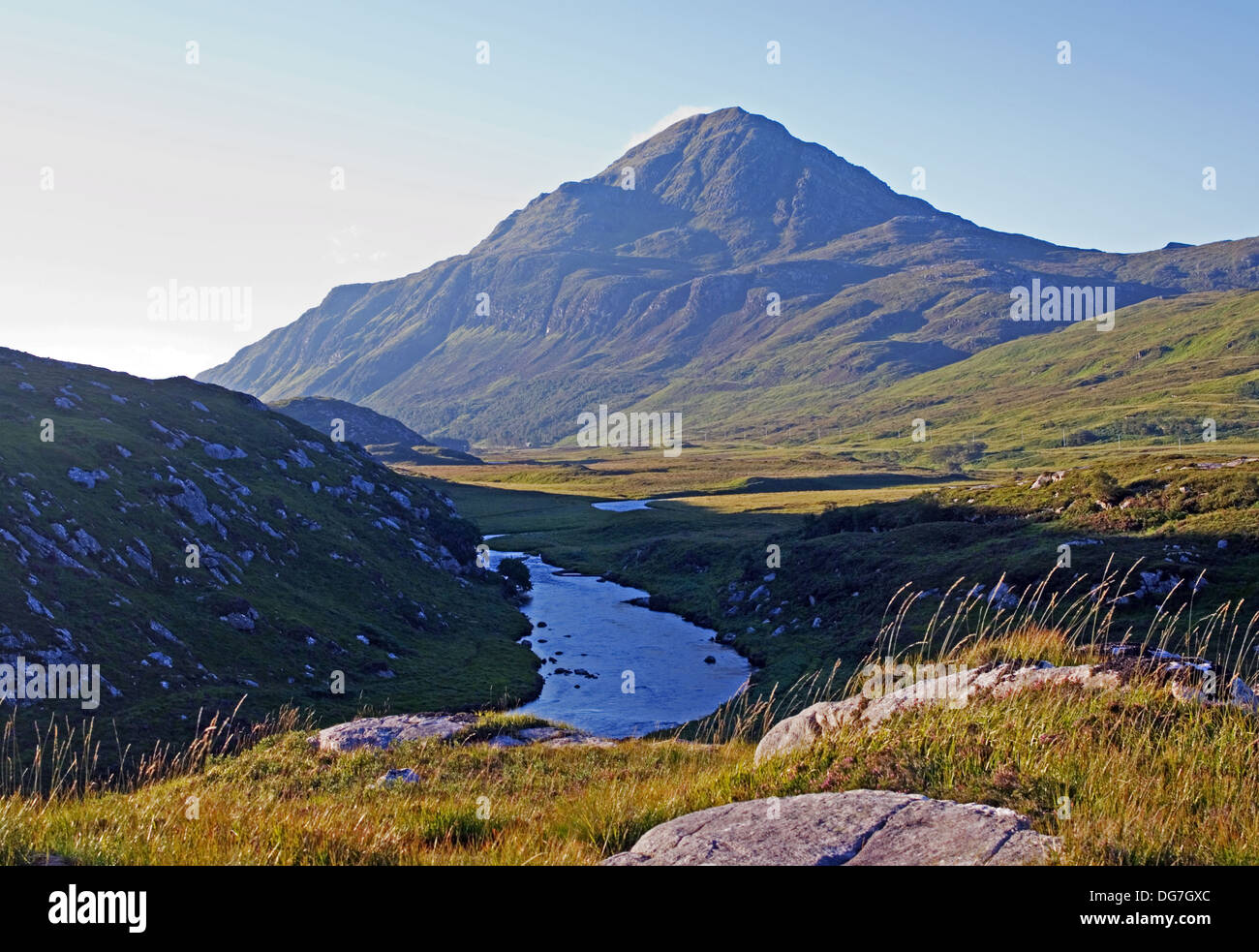 Ben lo stack e il fiume Laxford, la mattina presto, Reay tenuta forestale vicino Achfary, Sutherland, Highlands scozzesi, Scotland Regno Unito Foto Stock
