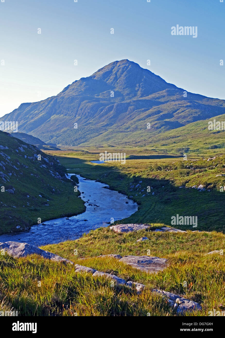 Ben lo stack e il fiume Laxford, la mattina presto, Reay tenuta forestale vicino Achfary, Sutherland, Highlands scozzesi, Scotland Regno Unito Foto Stock