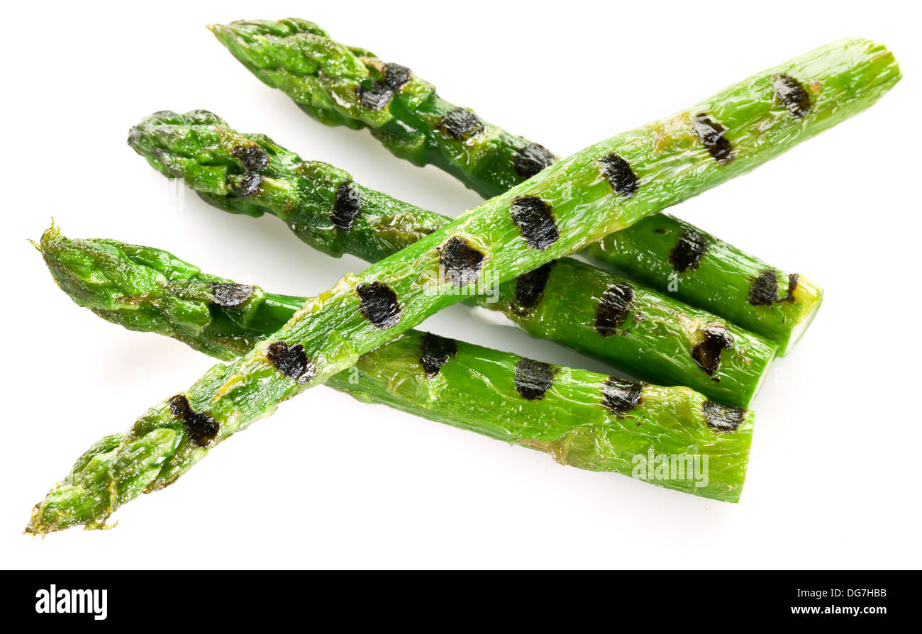 Grigliata di germogli di asparagi isolato su uno sfondo bianco. Foto Stock