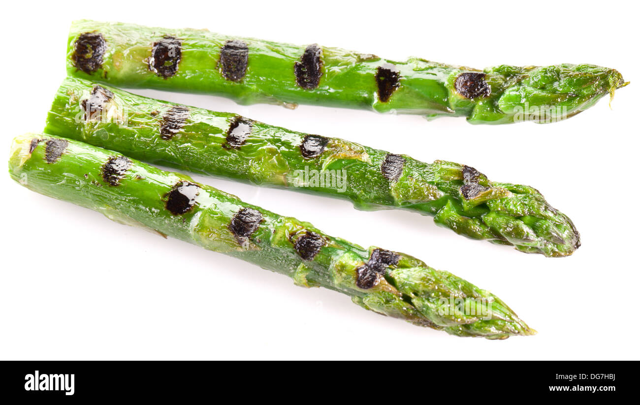 Grigliata di germogli di asparagi isolato su uno sfondo bianco. Foto Stock