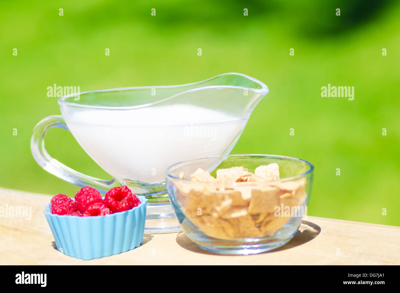 Sana colazione con cereali, lampone e latte. Messa a fuoco selettiva. Foto Stock