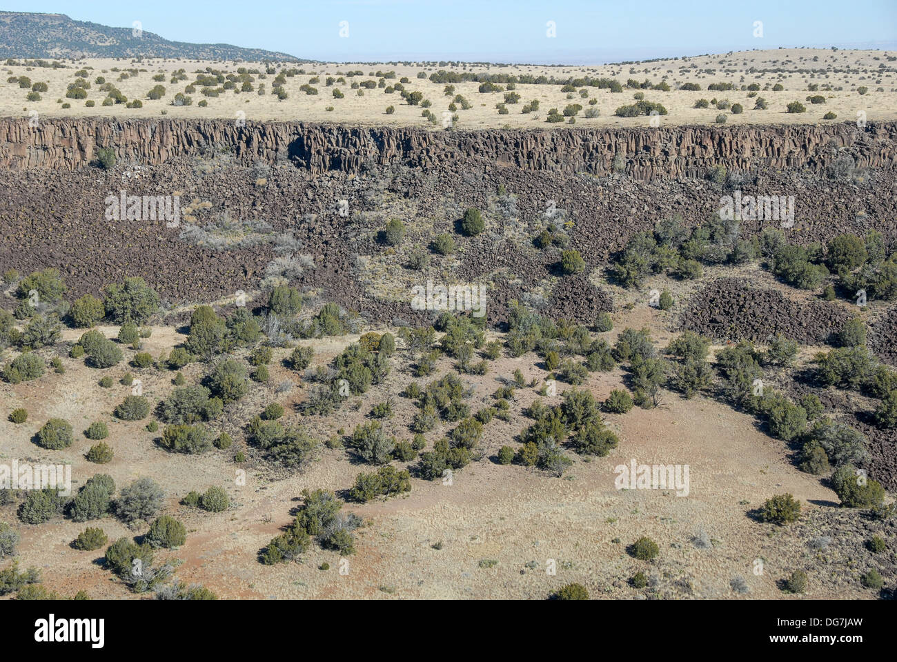 Vista aerea dell'alto deserto con pareti di roccia erose e campo di ghiaione nell'Arizona del Nord. (STATI UNITI) Foto Stock